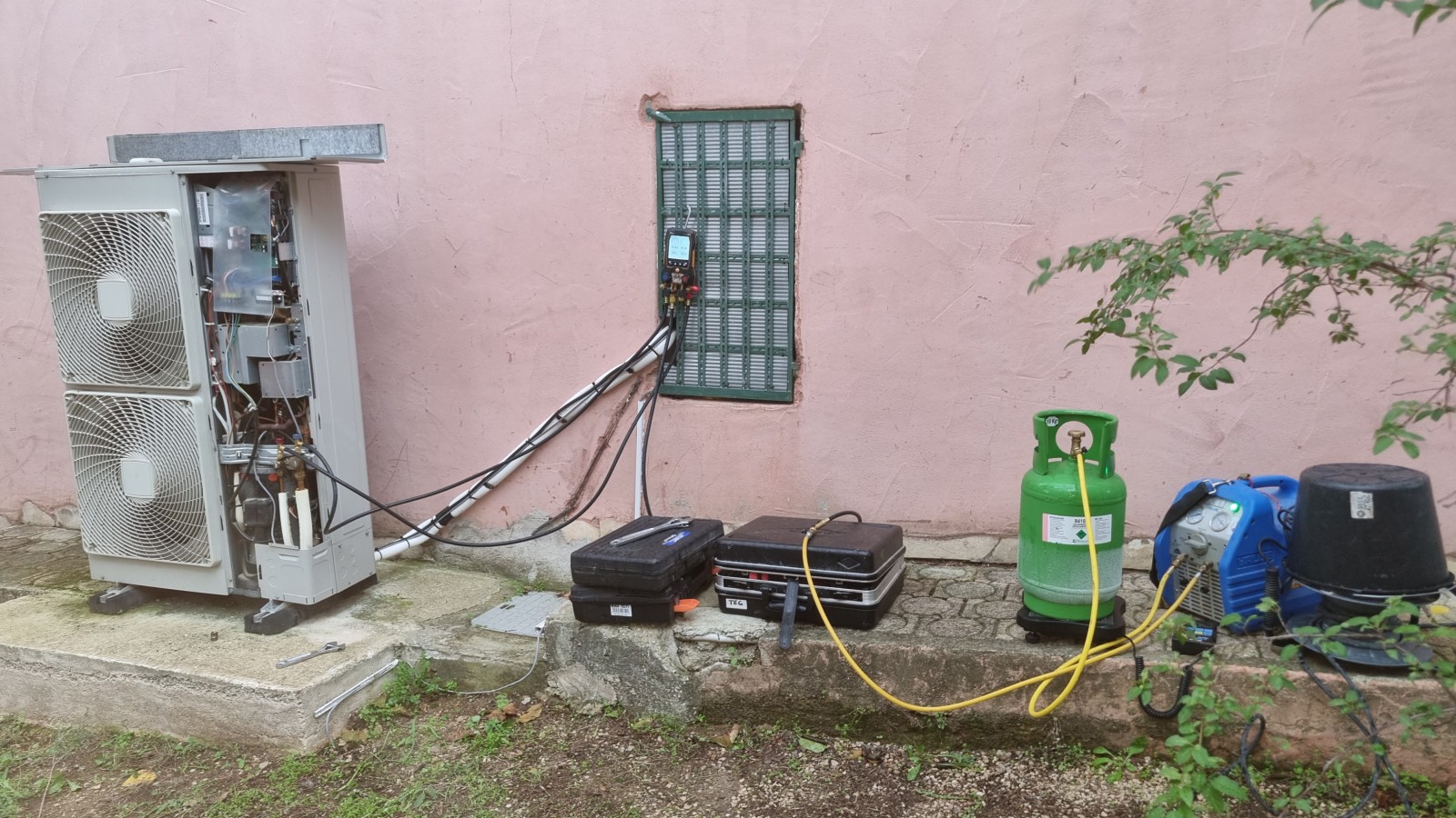 Recharge et mise en service de climatisation réversible à Bandol dans le Var