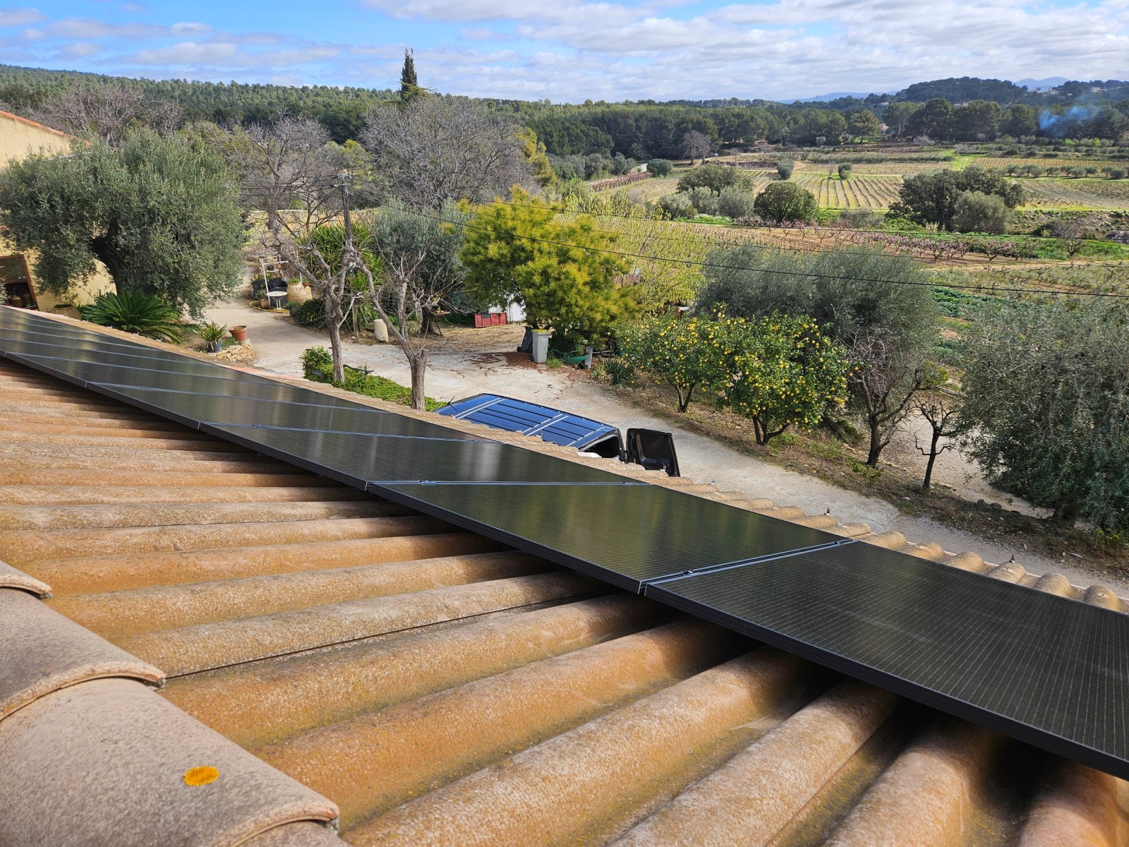 Installation de centrale solaire sur le toit d'une maison à St Cyr sur Mer proche de La Ciotat