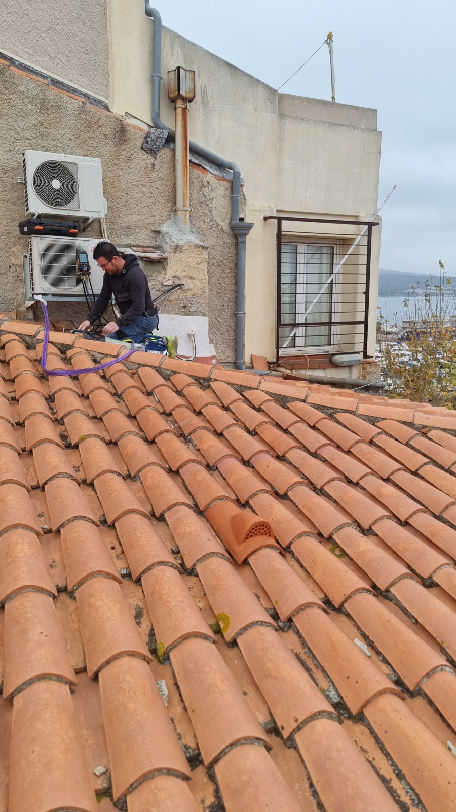 Remplacement d'une climatisation réversible Mitsubishi Electric en centre-ville de La Ciotat avec utilisation d'un camion nacelle