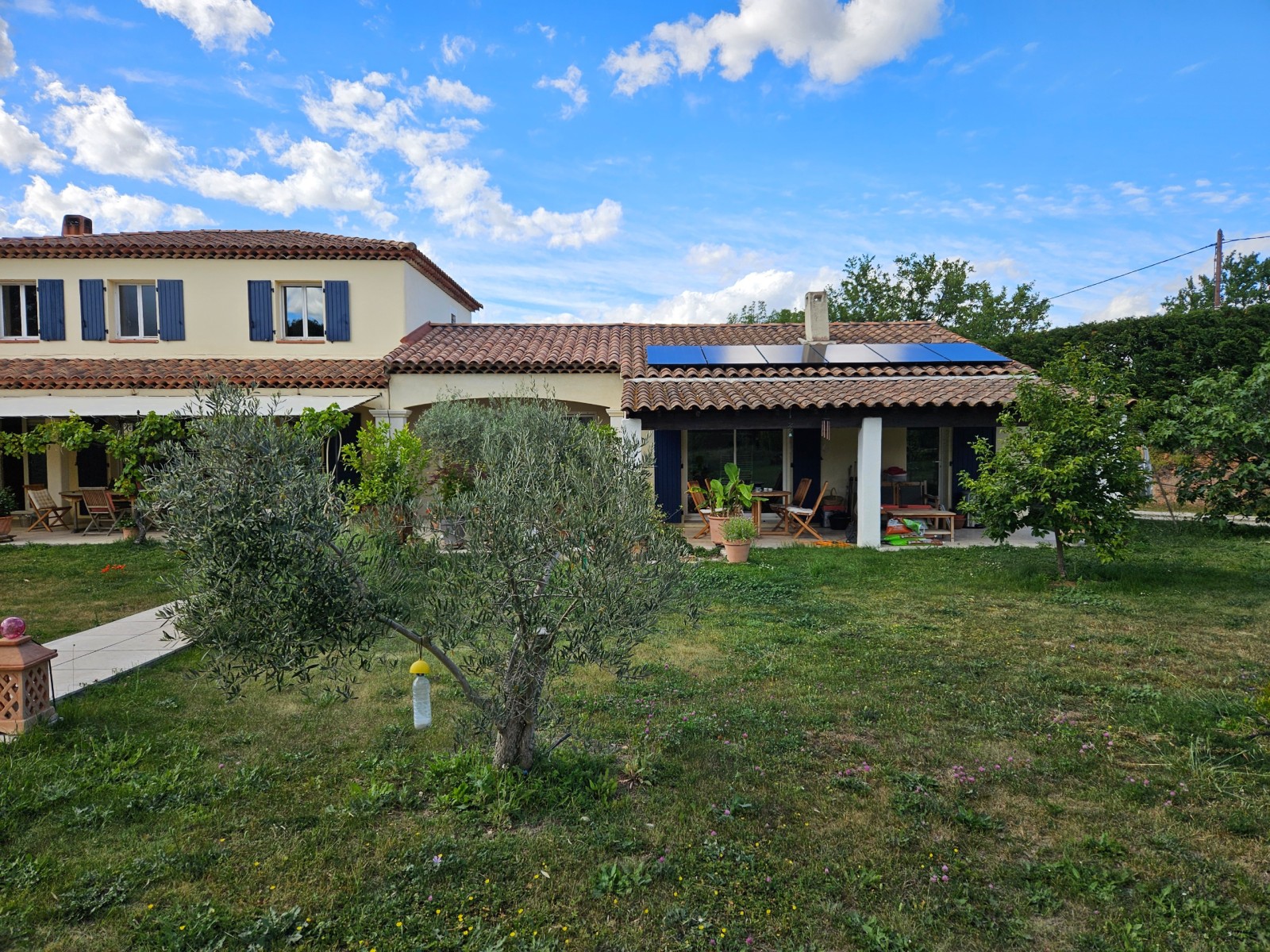 Panneaux photovoltaïques DUALSUN et micro-onduleurs ENPHASE sur toiture à Lambesc