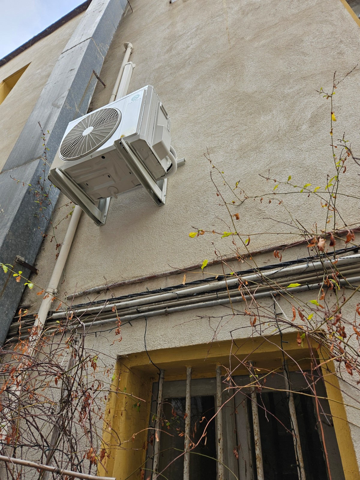 Proclimatisation : Installation de climatisation réversible Heiwa dans un immeuble à Marseille 13006