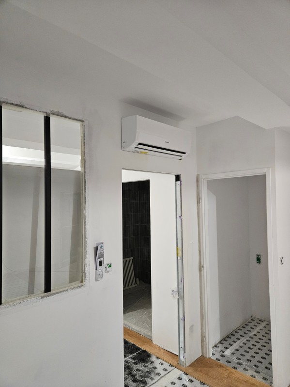 Proclimatisation : Installation de climatisation réversible Heiwa dans un immeuble à Marseille 13006