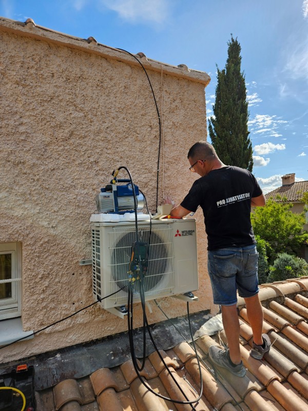 Technicien réalisant l'entretien de climatisation réversible à La Ciotat