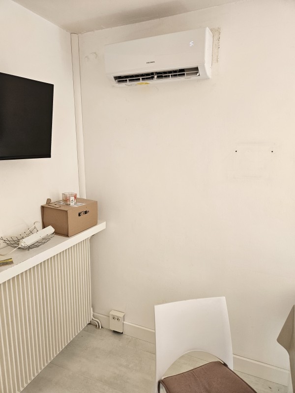 Installation d'un climatiseur HEIWA 2,5 kW dans un studio à La Ciotat.