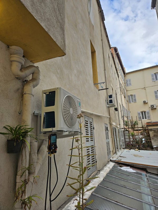 Proclimatisation : Installation de climatisation réversible Heiwa dans un immeuble à Marseille 13006