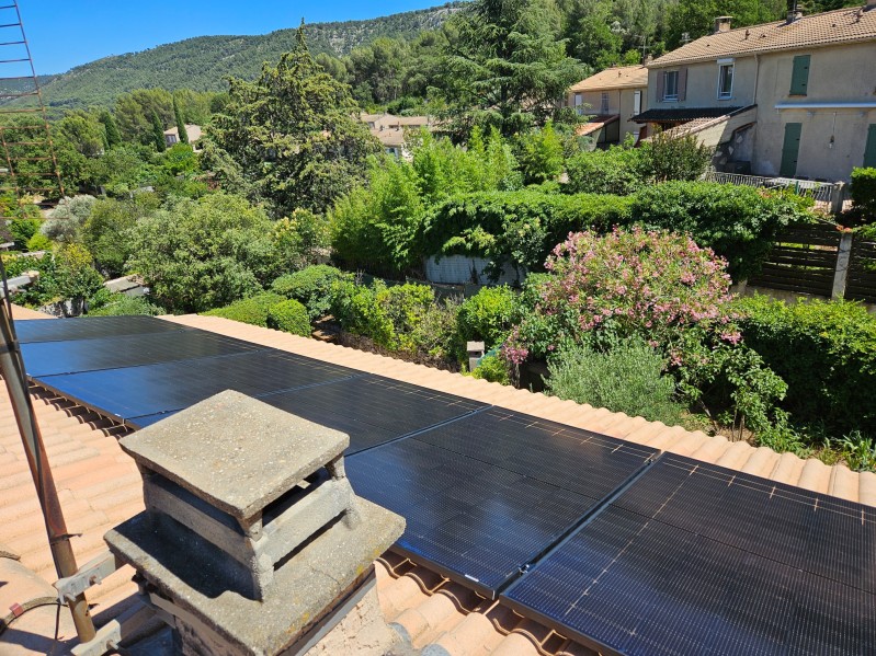 Micro-onduleur ENPHASE IQ8 posé sur toiture avec panneaux solaires