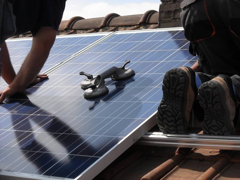 Équipe PRO-CLIMATISATION installant des panneaux solaires à Marseille